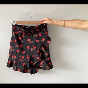 Pretty Black Ruffled Red Flower Skirt